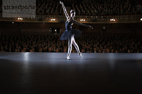 Balletttänzerin auf der Bühne im Theater