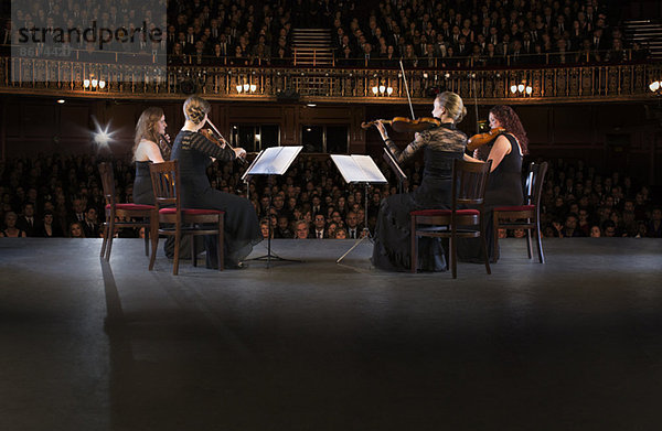 Quartett auf der Bühne im Theater