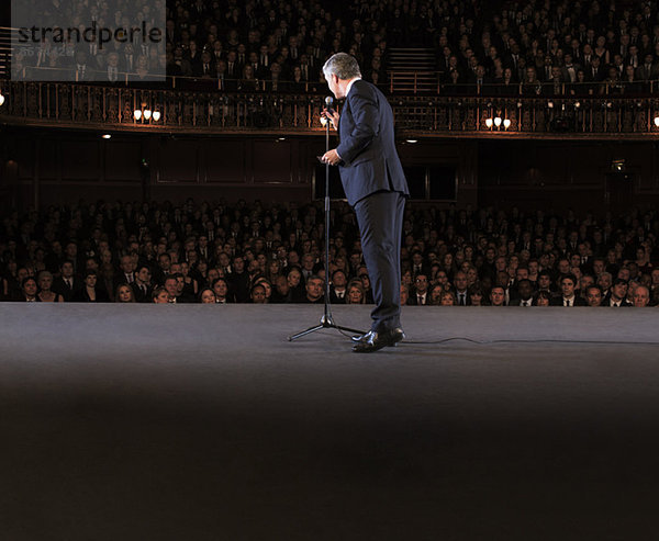 Darsteller auf der Bühne im Theater