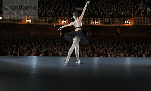 Ballerina auf der Bühne im Theater