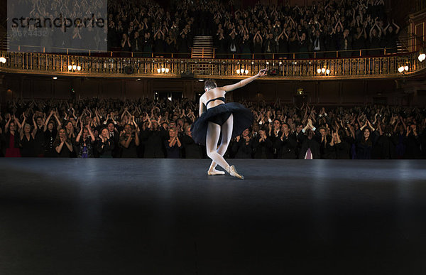 Ballerina beim Verbeugen auf der Bühne im Theater