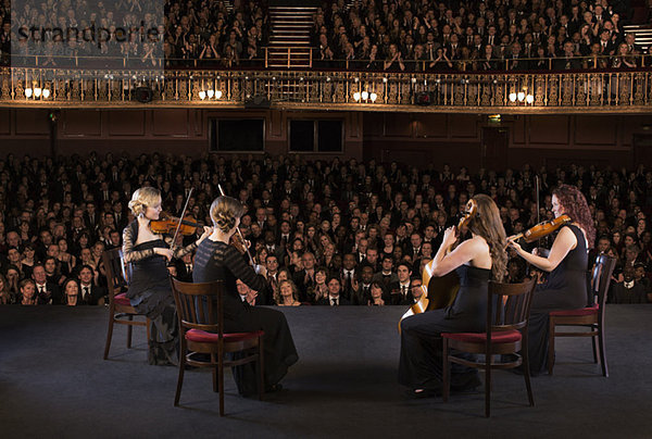 Quartett auf der Bühne im Theater