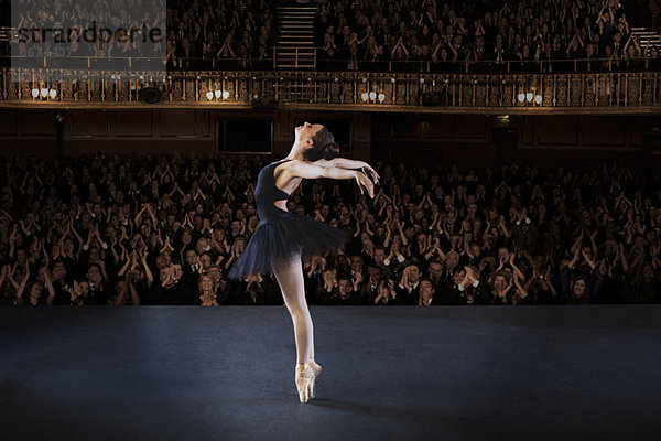 Ballerina auf der Bühne im Theater