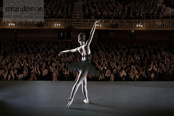 Ballerina auf der Bühne im Theater