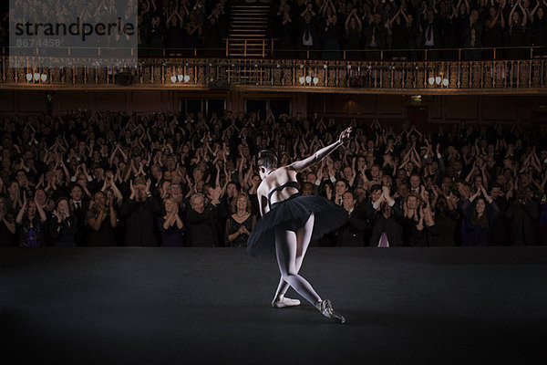 Ballerina beim Verbeugen auf der Bühne im Theater