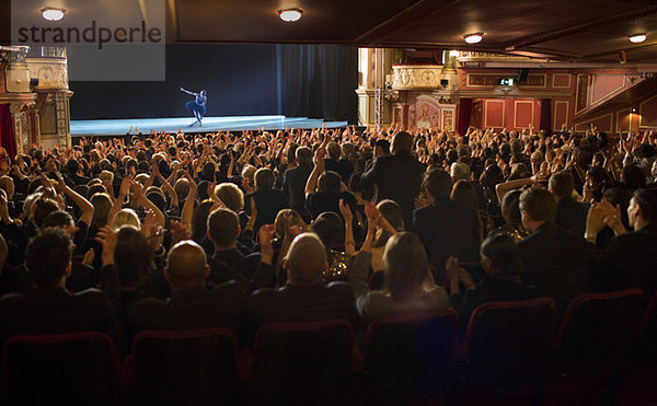 Publikum applaudiert Ballerina auf der Bühne im Theater