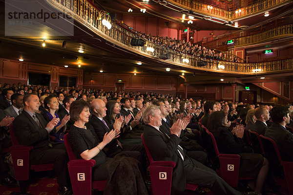 Publikum applaudiert im Theater