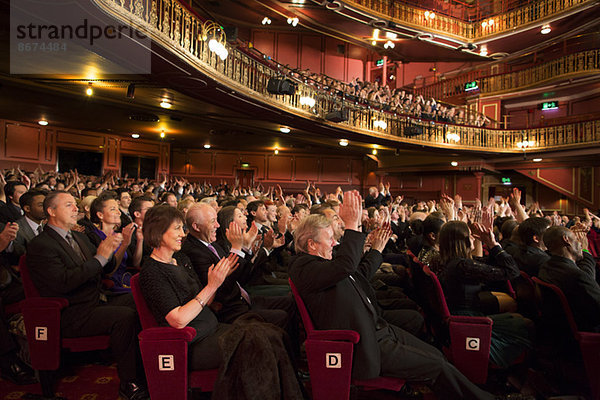 Publikum applaudiert im Theater