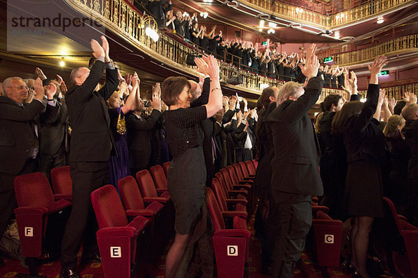 Publikum applaudiert im Theater