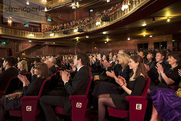 Publikum applaudiert im Theater