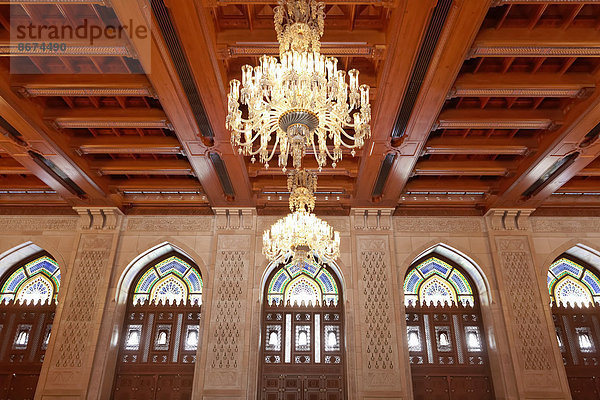Gebetsraum für Frauen mit Holzdecke und Kronleuchter  Große Sultan-Qabus-Moschee  Maskat  Oman