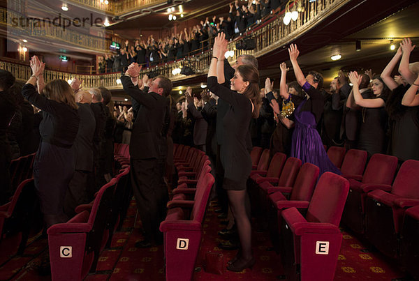 Publikum applaudiert im Theater