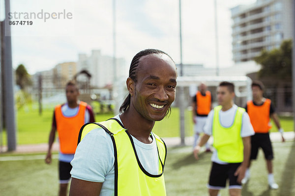 Fußballer lächelt auf dem Spielfeld
