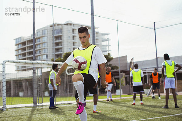 Fußballspielertraining auf dem Spielfeld