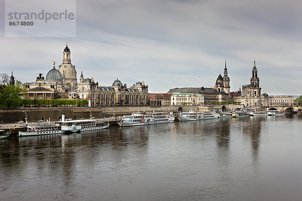 Ausblick über die Elbe zur Altstadt von Dresden  Sachsen  Deutschland