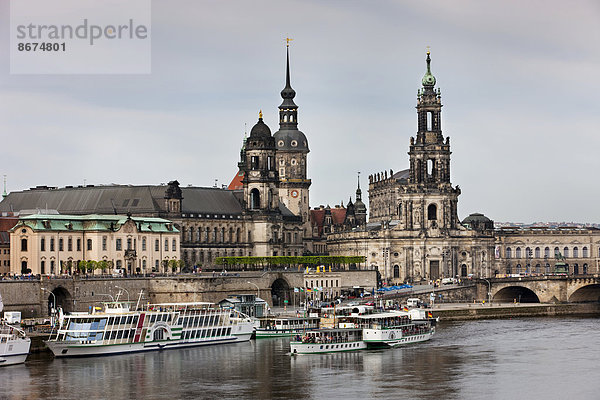 Ausblick über die Elbe zur Altstadt von Dresden  Sachsen  Deutschland