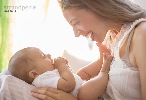 Mutter hält Baby Junge