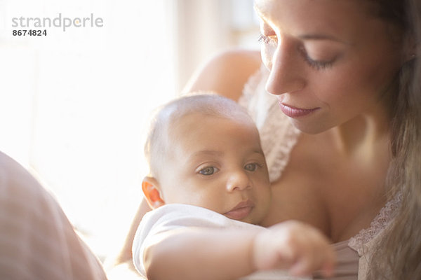 Mutter hält Baby Junge