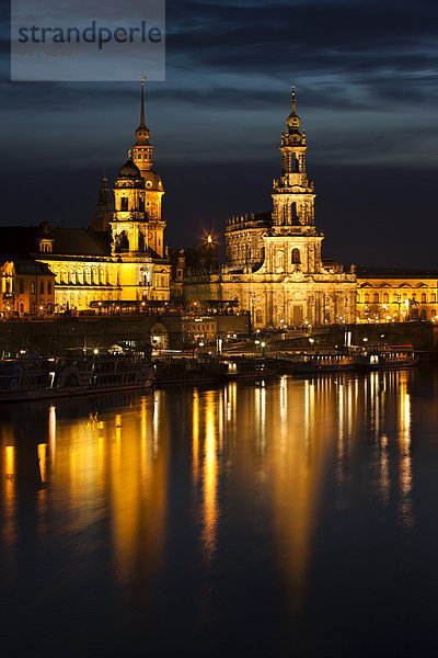 Altstadt von Dresden mit Elbe bei Dämmerung  Dresden  Sachsen  Deutschland