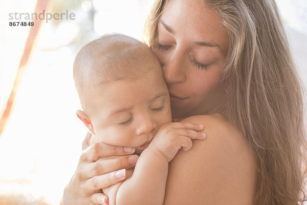 Mutter hält Baby Junge