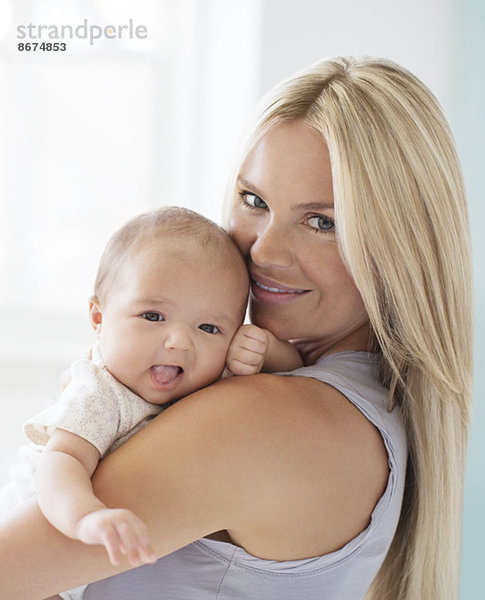 Mutter hält Baby Mädchen