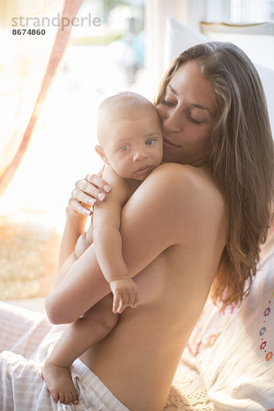 Nackte Brustmutter mit Baby Junge