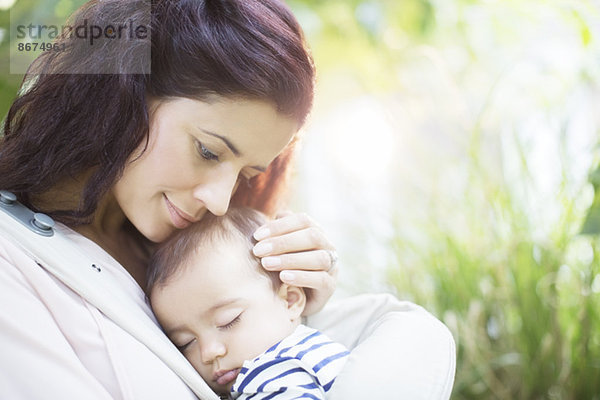 Mutter hält schlafendes Baby Mädchen