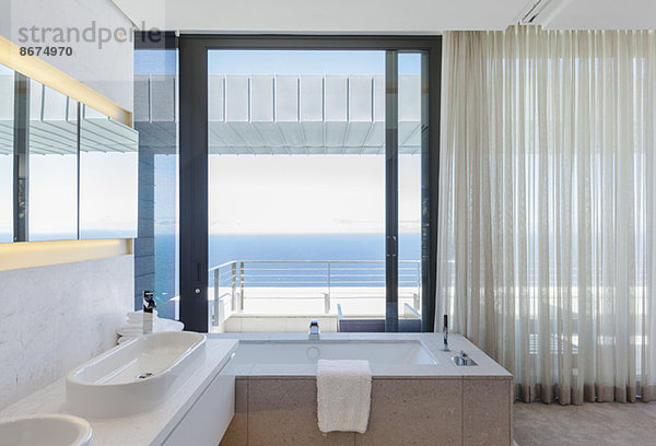 Modernes Badezimmer mit Blick auf den Ozean