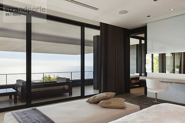 Modernes Schlafzimmer und Balkon mit Meerblick