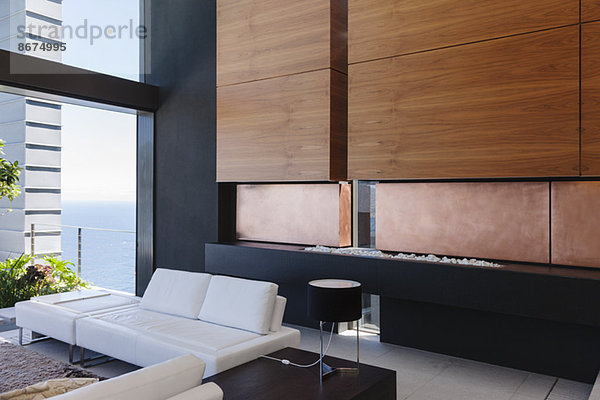 Sofa und Holzverkleidung im modernen Wohnzimmer