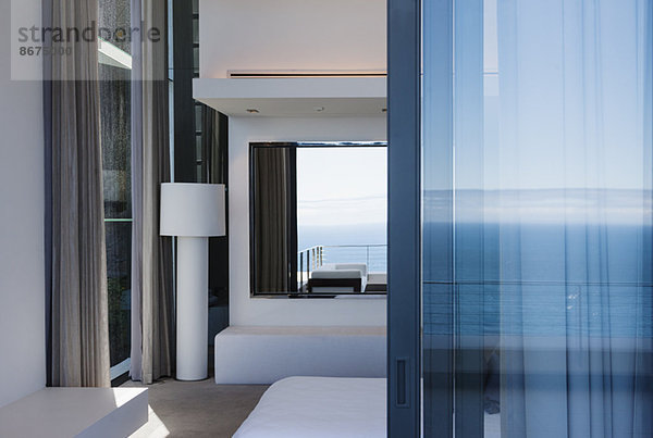 Glastür und Fenster des modernen Hauses mit Blick auf den Ozean