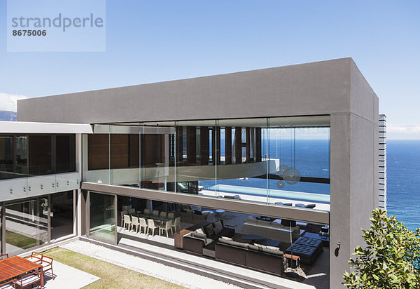Modernes Haus mit Meerblick