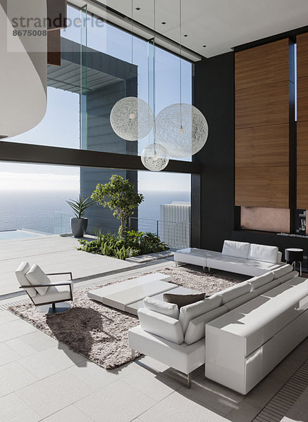 Modernes Wohnzimmer mit Meerblick