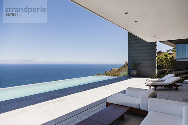 Moderne Terrasse mit Blick auf den Ozean