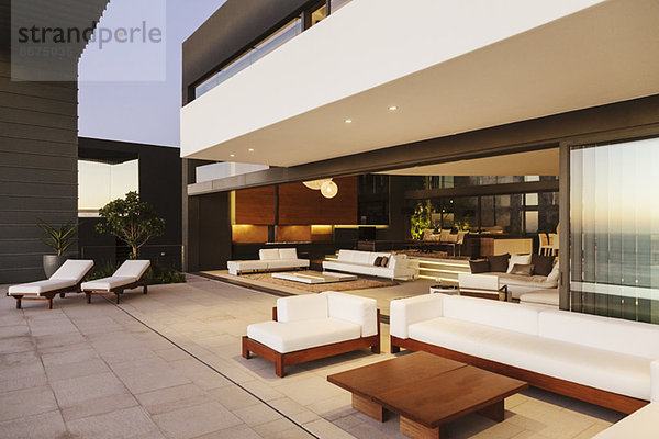 Sofas und Liegestühle auf moderner Terrasse