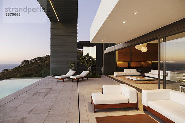 Moderne Terrasse und Infinity-Pool