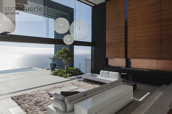 Wohnzimmer im modernen Haus mit Meerblick