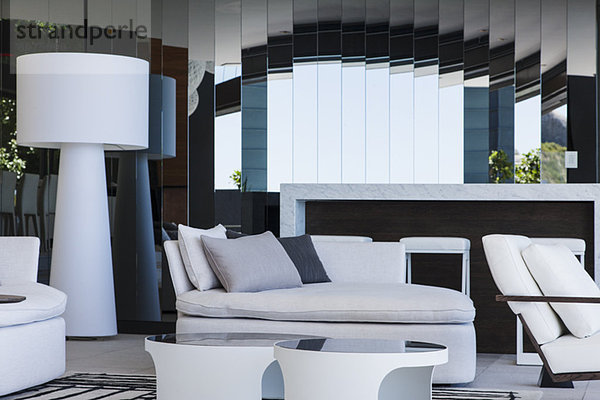 Sofa und Spiegel im modernen Wohnzimmer