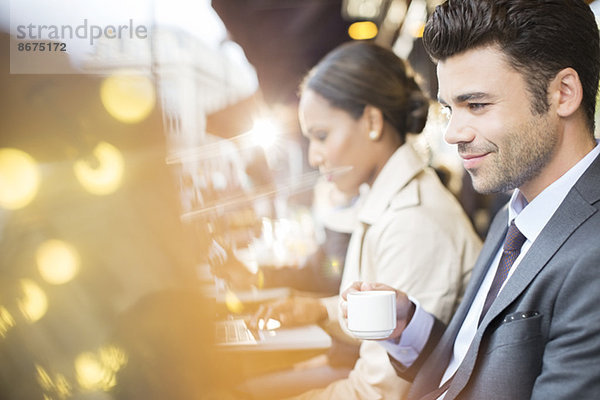 Geschäftsleute  die im Straßencafé arbeiten.