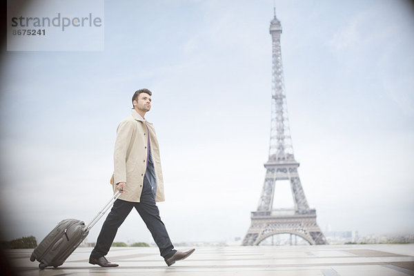 Geschäftsmann bei Eiffelturm  Paris  Frankreich