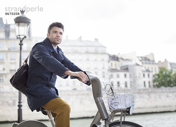 Geschäftsmann auf dem Fahrrad entlang der Seine  Paris  Frankreich