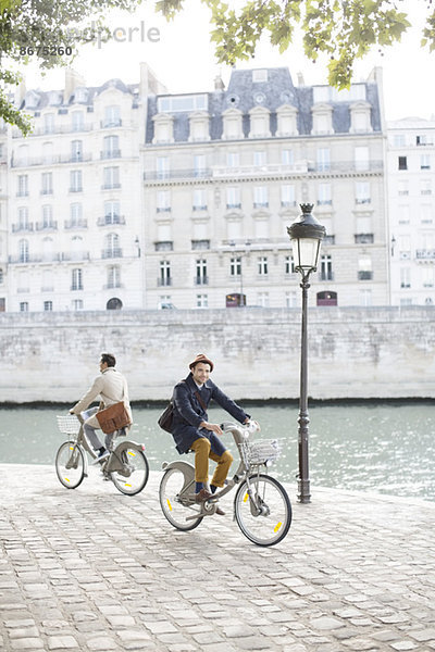 Männer mit dem Fahrrad entlang der Seine  Paris  Frankreich