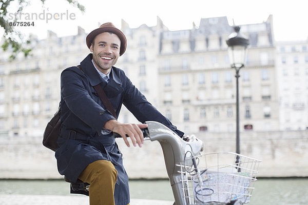 Geschäftsmann auf dem Fahrrad entlang der Seine  Paris  Frankreich