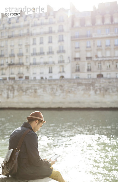 Geschäftsmann mit Handy an der Seine  Paris  Frankreich