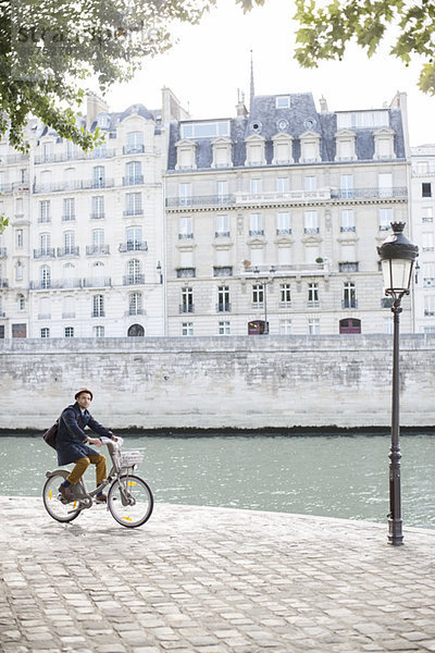 Mann auf dem Fahrrad entlang der Seine  Paris  Frankreich