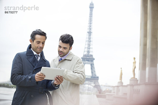 Geschäftsleute mit digitalem Tablett am Eiffelturm  Paris  Frankreich