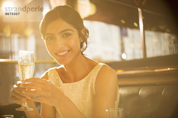 Frau trinkt Champagner im Restaurant