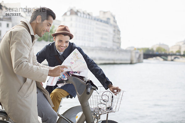 Männer auf der Karte entlang der Seine  Paris  Frankreich