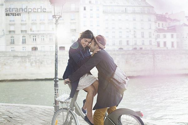 Paarumarmungen auf dem Fahrrad entlang der Seine  Paris  Frankreich