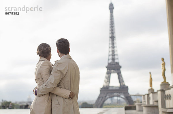 Paar bewundert Eiffelturm  Paris  Frankreich